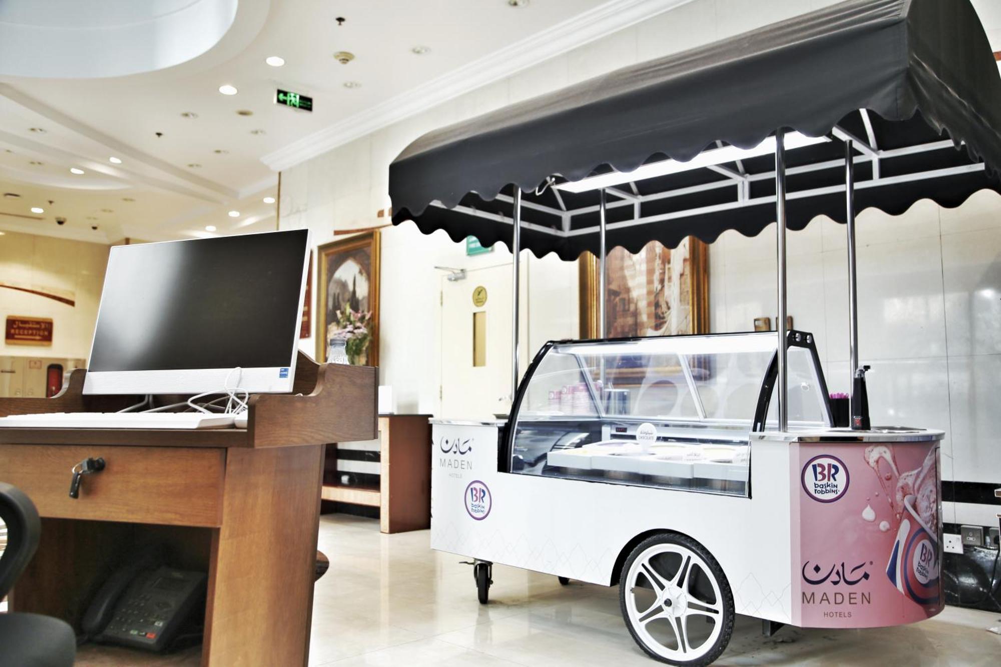 Maden Alrawda Hotell Medina Exteriör bild A Baskin Robbins cart in Dubai