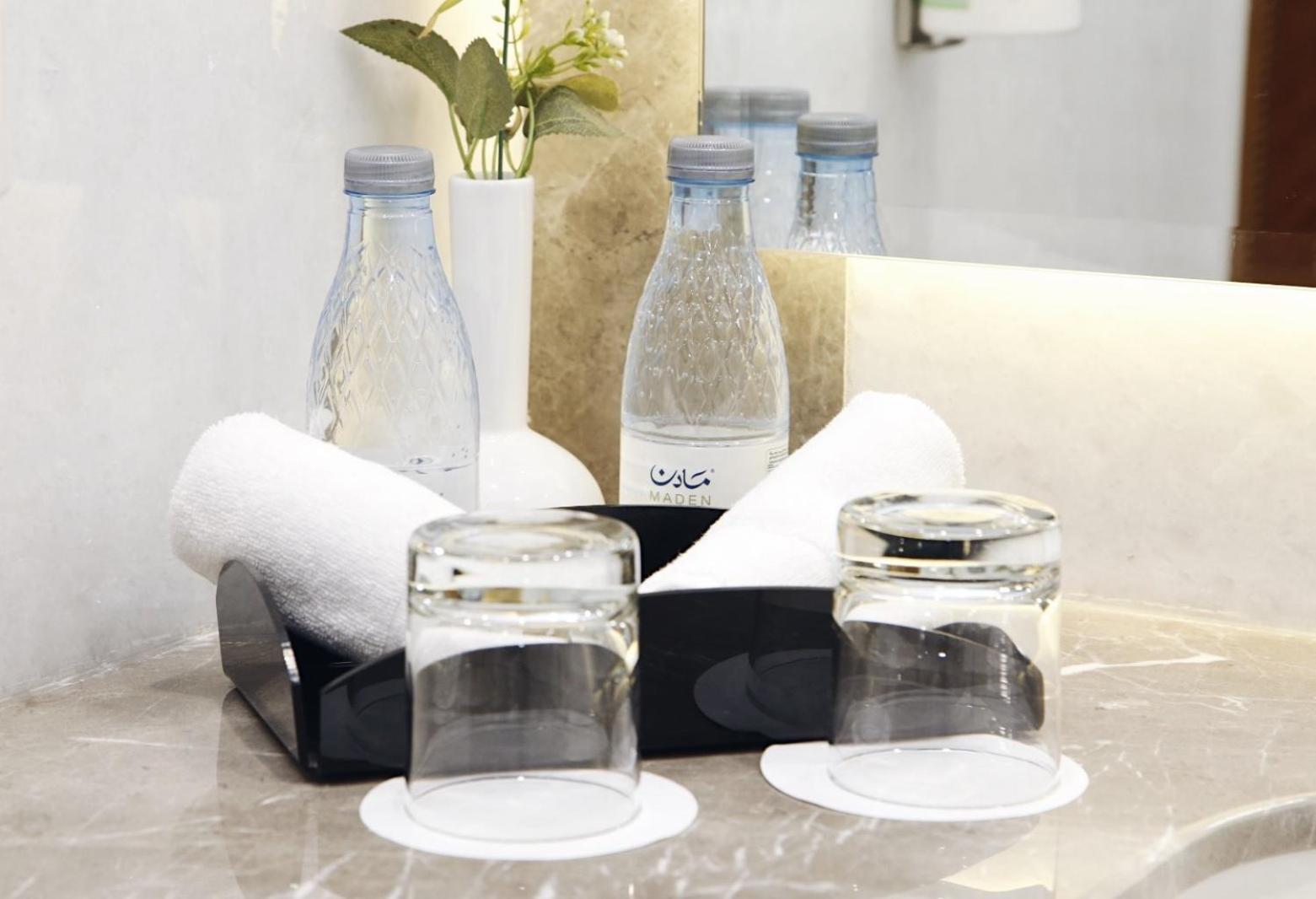 Maden Alrawda Hotell Medina Exteriör bild Bottled water in a hotel room