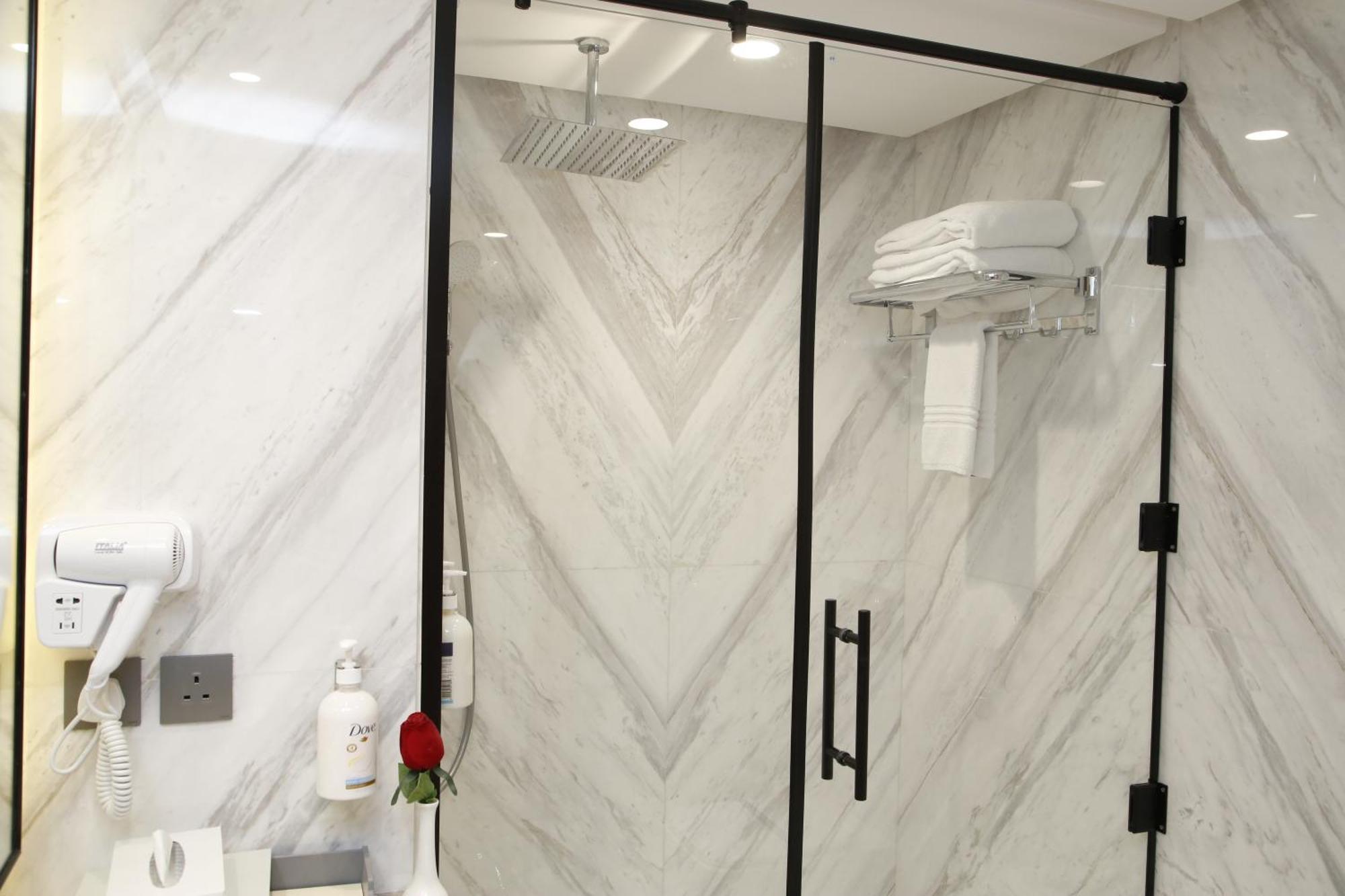 Maden Alrawda Hotell Medina Exteriör bild A shower door