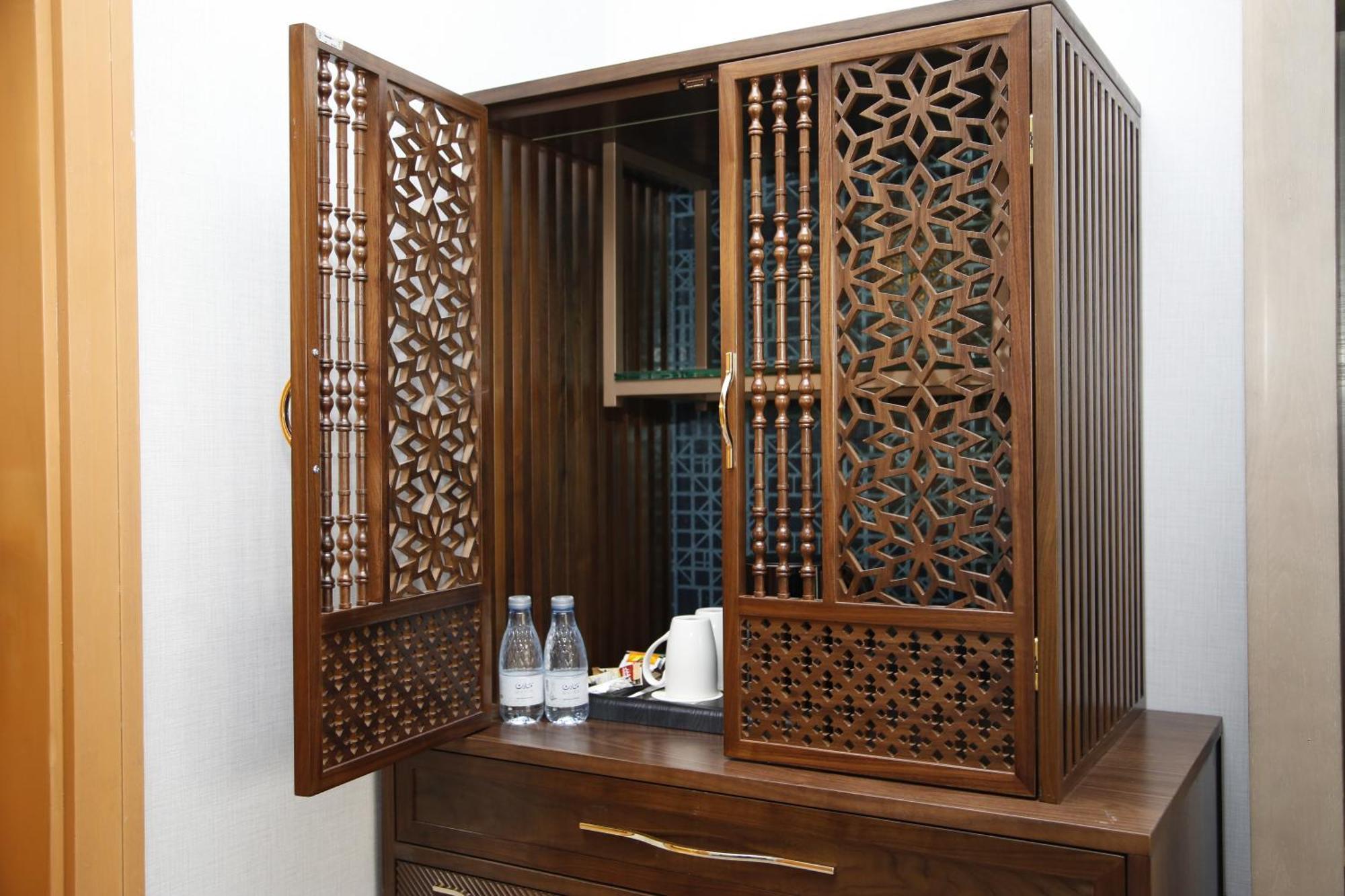 Maden Alrawda Hotell Medina Exteriör bild A mezuzah case in a hotel room