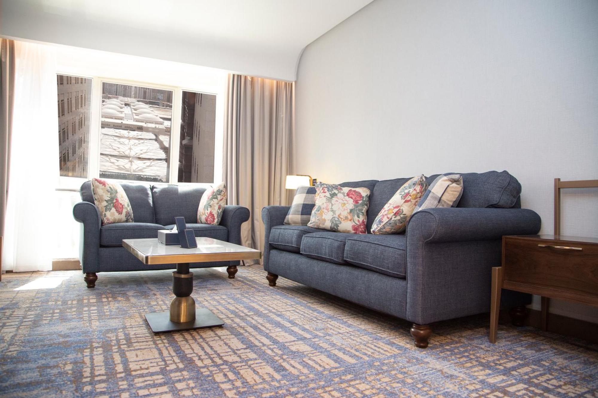 Maden Alrawda Hotell Medina Exteriör bild A living room in a suite at the hotel