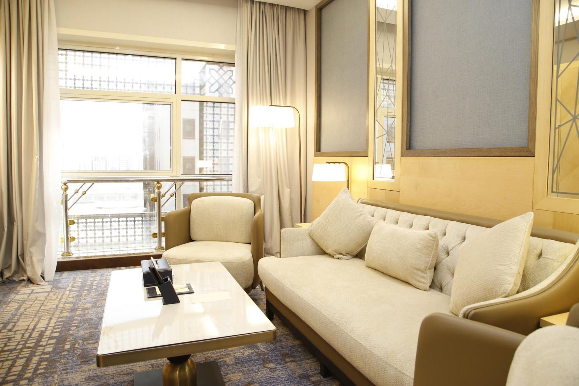 Maden Alrawda Hotell Medina Exteriör bild A suite at the hotel